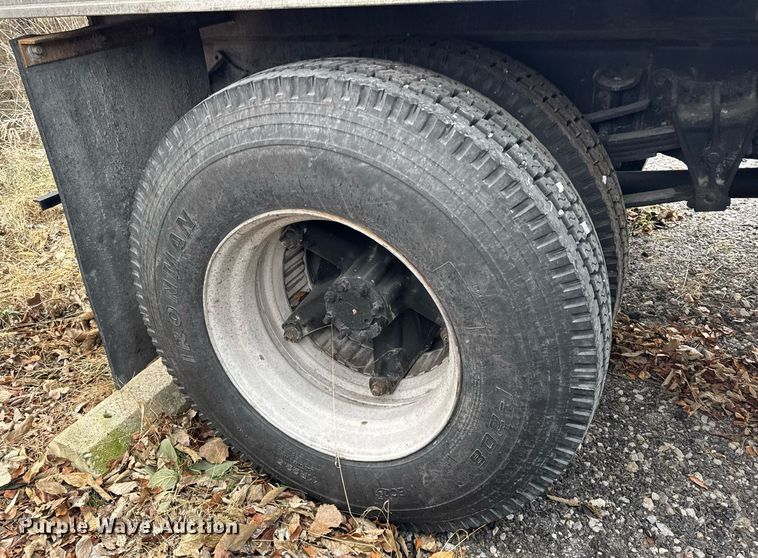 image for item DH9511 1988 International  1654 flatbed truck