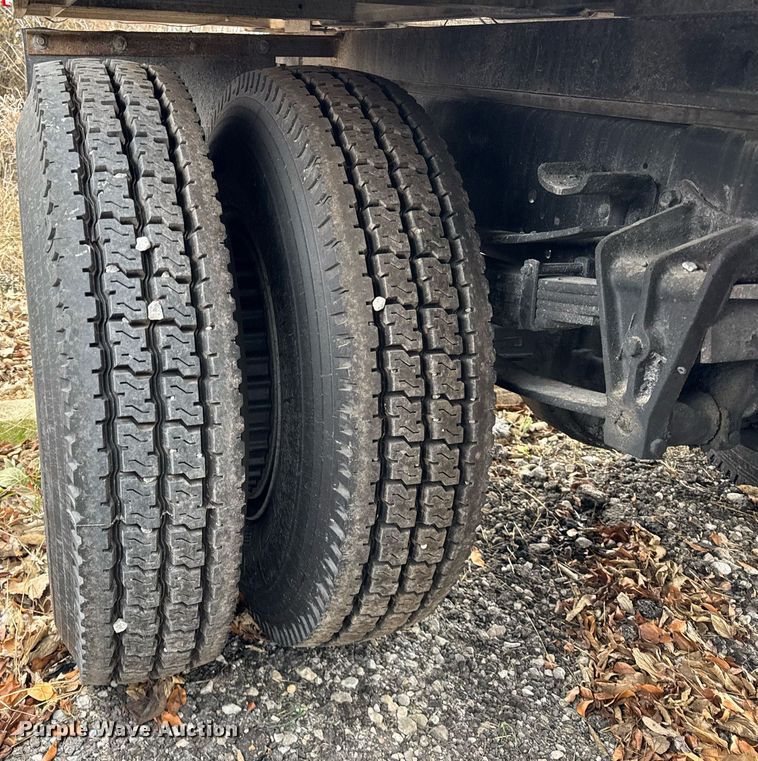 image for item DH9511 1988 International  1654 flatbed truck