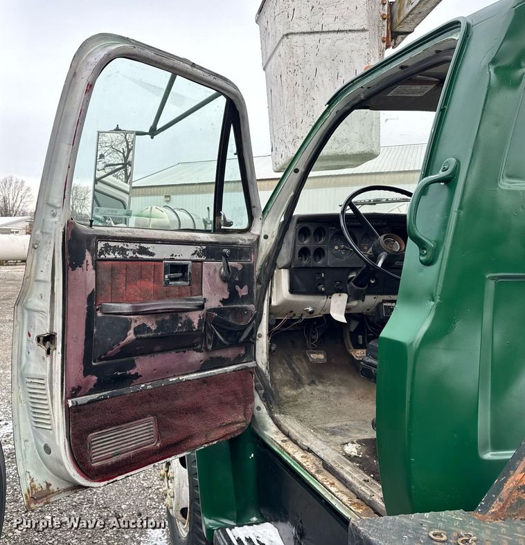 image for item DH9515 1981 GMC C7000 crane truck