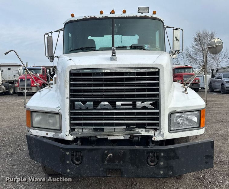 image for item DH9748 1999 Mack CH613 semi truck