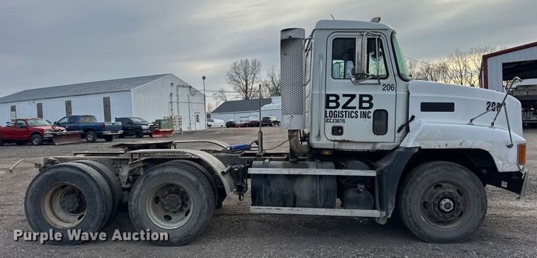 image for item DH9748 1999 Mack CH613 semi truck