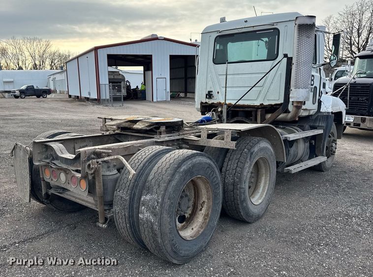 image for item DH9748 1999 Mack CH613 semi truck