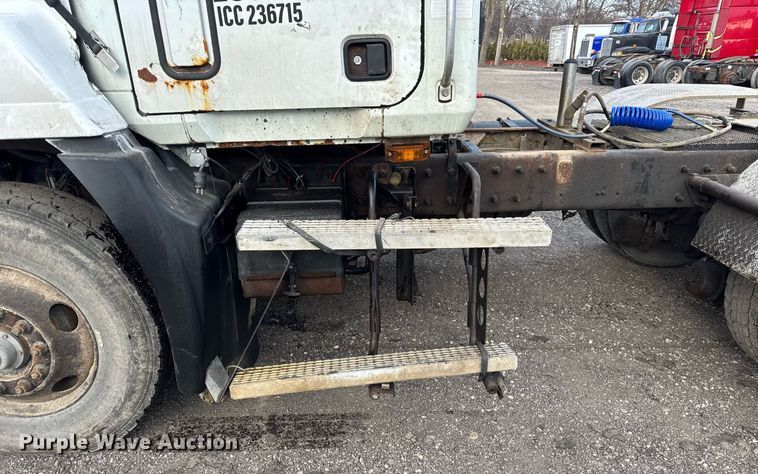 image for item DH9748 1999 Mack CH613 semi truck