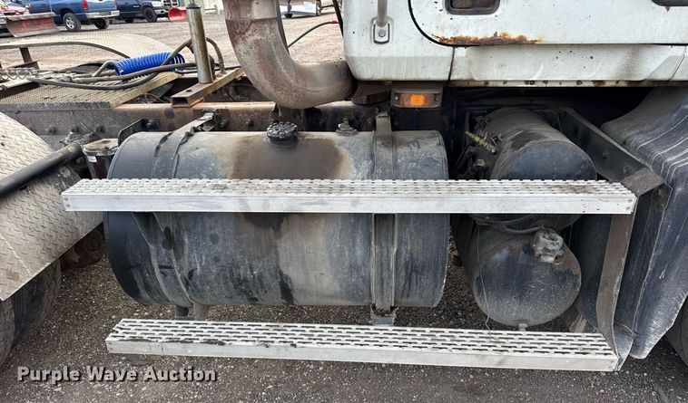 image for item DH9748 1999 Mack CH613 semi truck