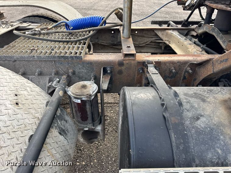 image for item DH9748 1999 Mack CH613 semi truck