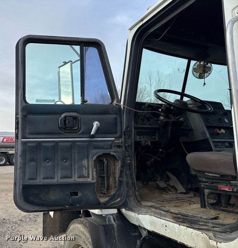 image for item DH9748 1999 Mack CH613 semi truck