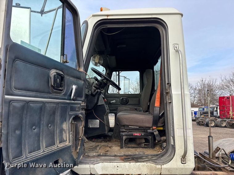 image for item DH9748 1999 Mack CH613 semi truck