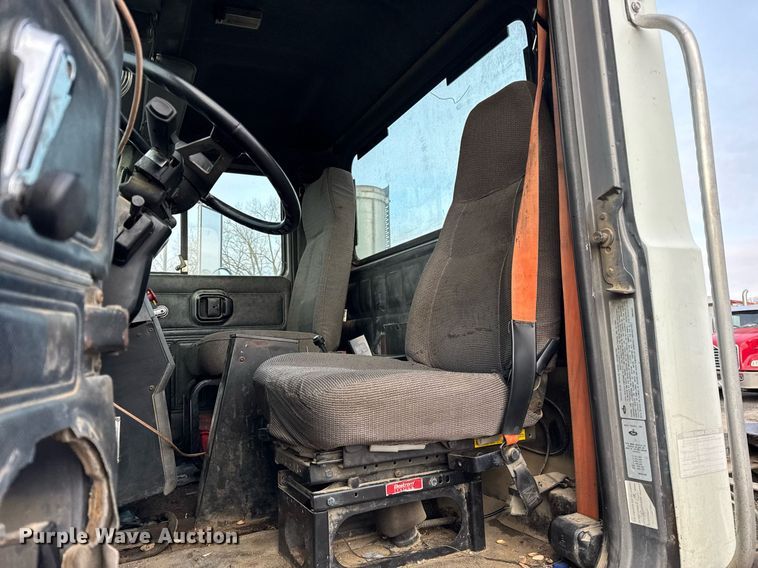 image for item DH9748 1999 Mack CH613 semi truck