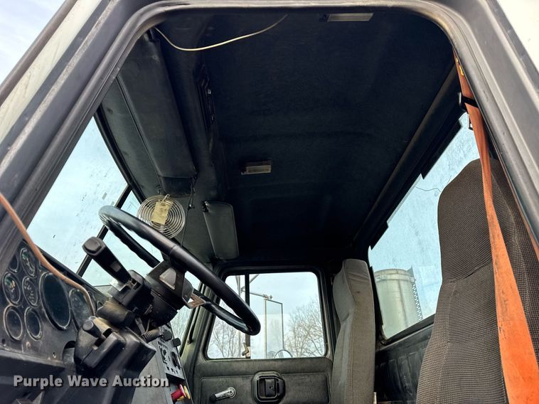 image for item DH9748 1999 Mack CH613 semi truck