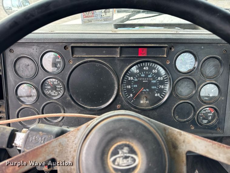 image for item DH9748 1999 Mack CH613 semi truck