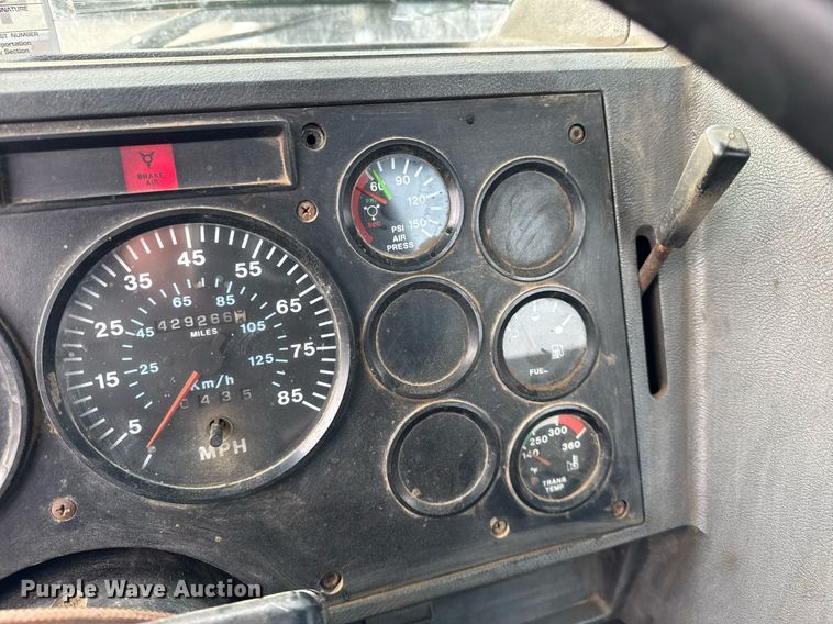 image for item DH9748 1999 Mack CH613 semi truck