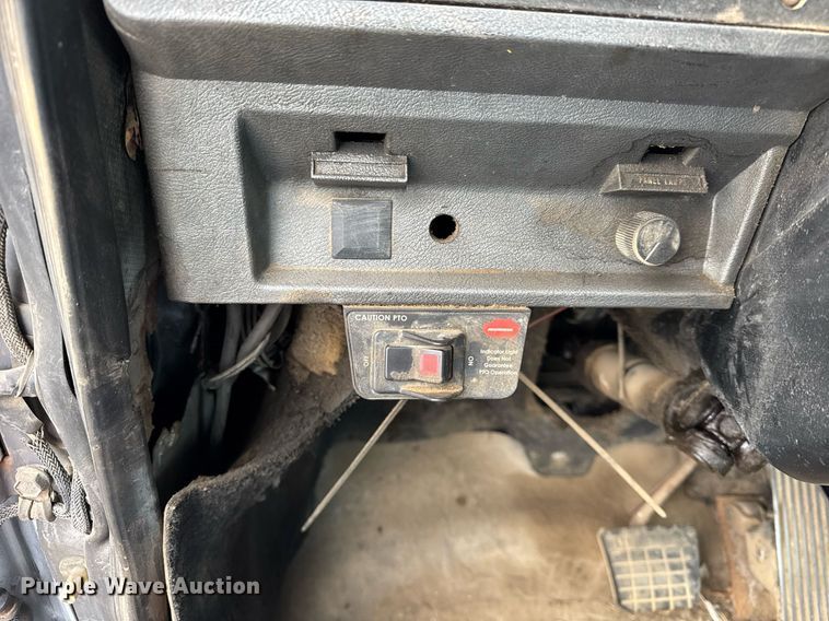 image for item DH9748 1999 Mack CH613 semi truck