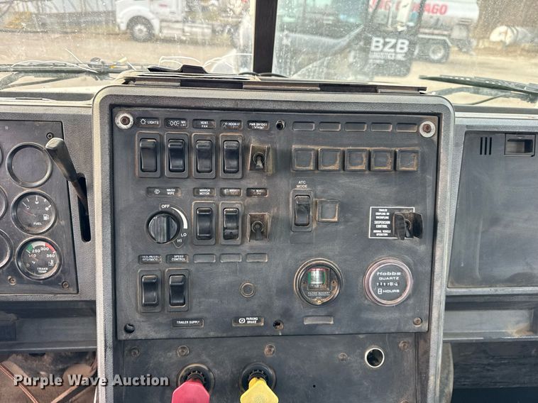 image for item DH9748 1999 Mack CH613 semi truck