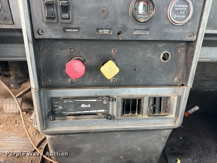 image for item DH9748 1999 Mack CH613 semi truck