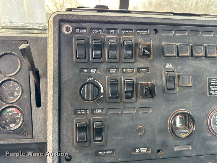 image for item DH9748 1999 Mack CH613 semi truck