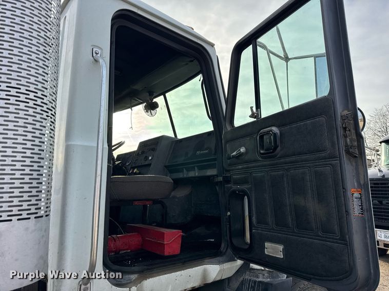 image for item DH9748 1999 Mack CH613 semi truck