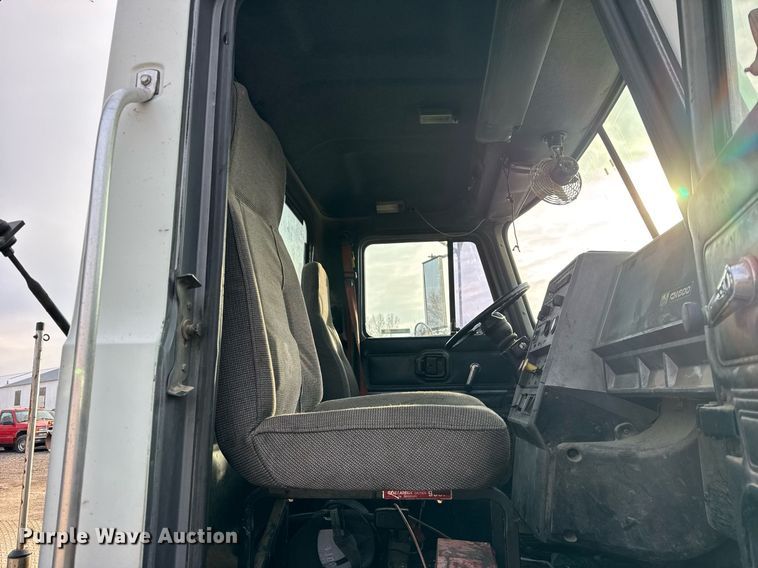 image for item DH9748 1999 Mack CH613 semi truck