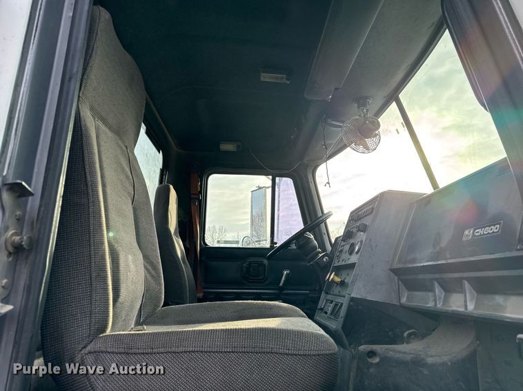 image for item DH9748 1999 Mack CH613 semi truck