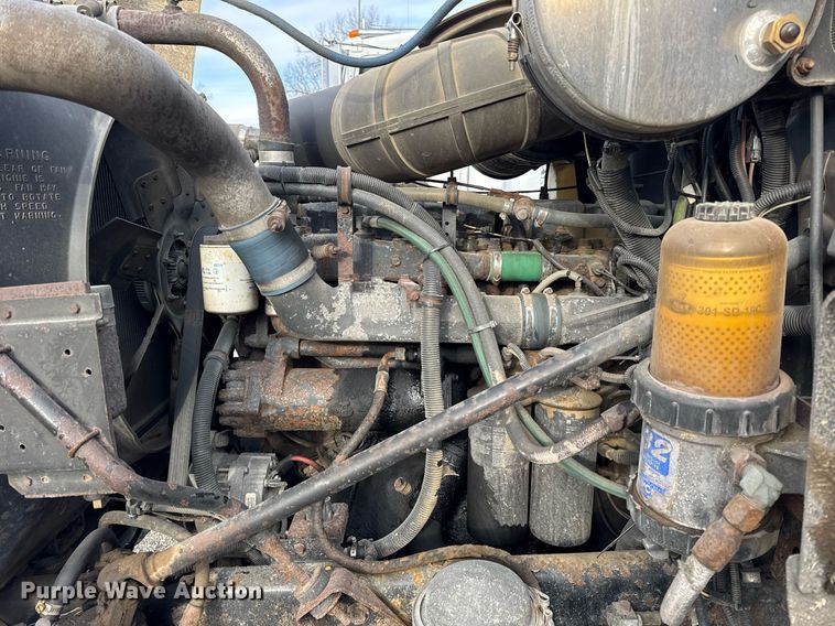 image for item DH9748 1999 Mack CH613 semi truck