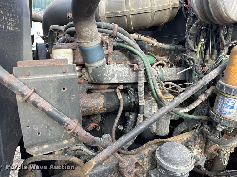 image for item DH9748 1999 Mack CH613 semi truck