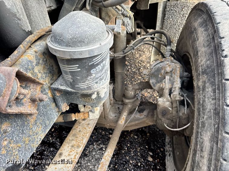 image for item DH9748 1999 Mack CH613 semi truck