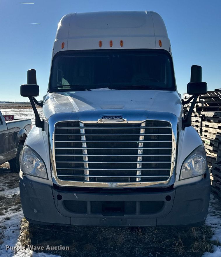 image for item DH9763 2014 Freightliner Cascadia semi truck