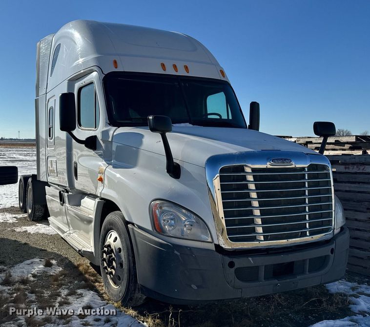 image for item DH9763 2014 Freightliner Cascadia semi truck