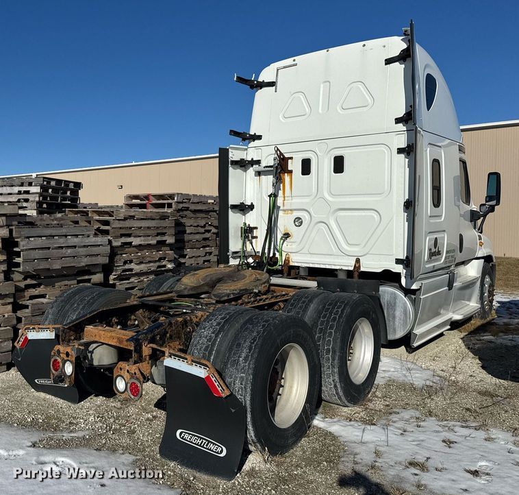 image for item DH9763 2014 Freightliner Cascadia semi truck