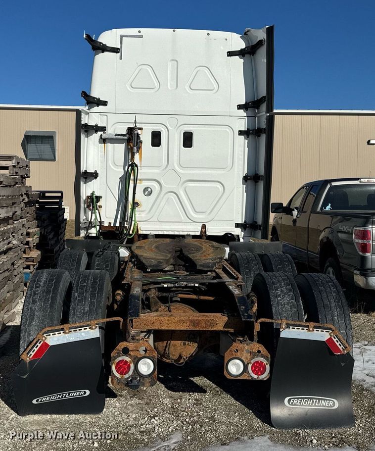 image for item DH9763 2014 Freightliner Cascadia semi truck