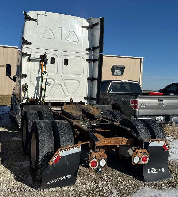 image for item DH9763 2014 Freightliner Cascadia semi truck