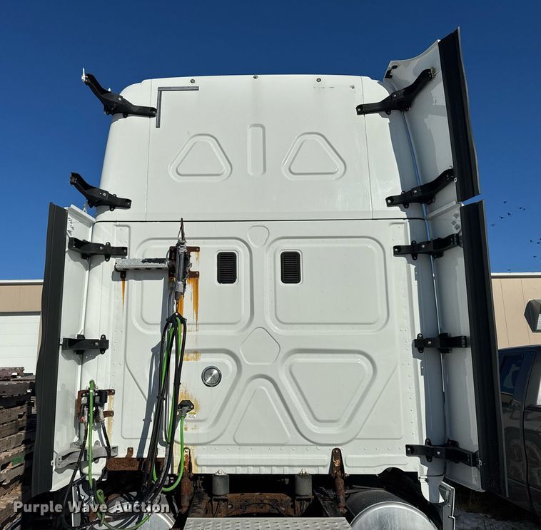 image for item DH9763 2014 Freightliner Cascadia semi truck