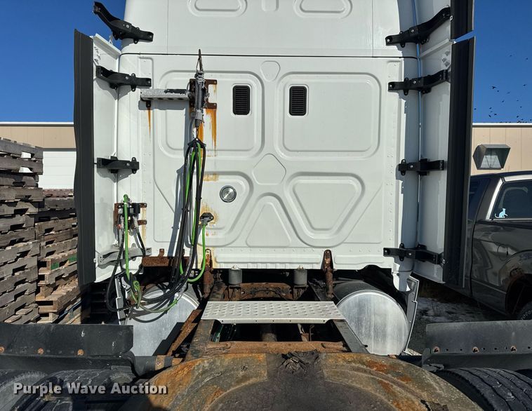 image for item DH9763 2014 Freightliner Cascadia semi truck