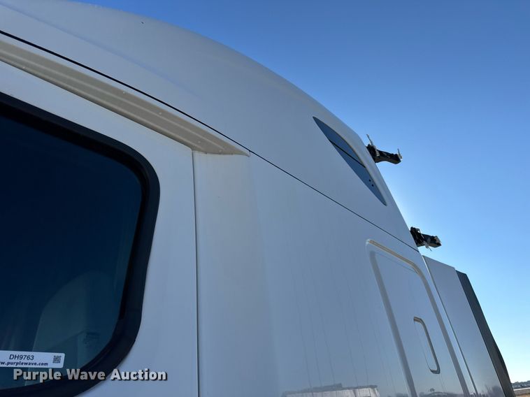 image for item DH9763 2014 Freightliner Cascadia semi truck