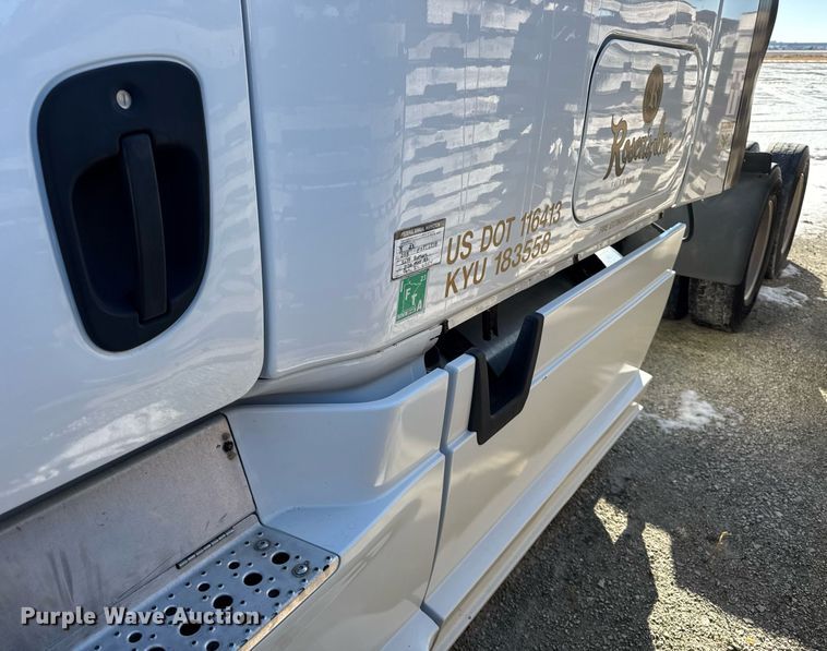 image for item DH9763 2014 Freightliner Cascadia semi truck