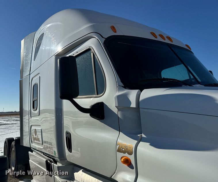 image for item DH9763 2014 Freightliner Cascadia semi truck