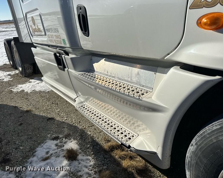 image for item DH9763 2014 Freightliner Cascadia semi truck