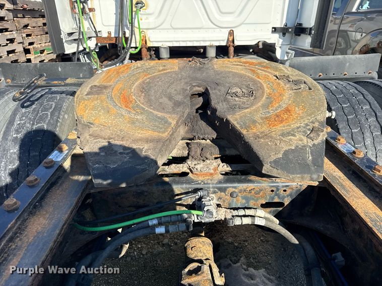 image for item DH9763 2014 Freightliner Cascadia semi truck