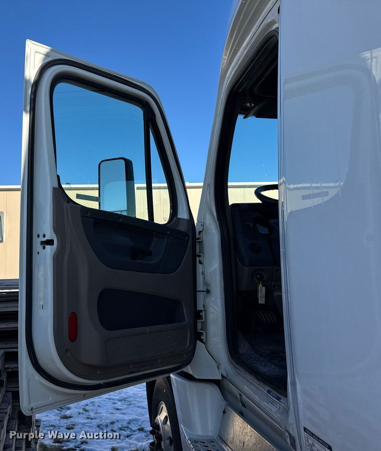 image for item DH9763 2014 Freightliner Cascadia semi truck