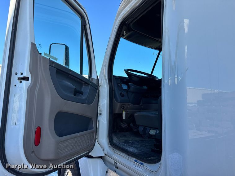 image for item DH9763 2014 Freightliner Cascadia semi truck