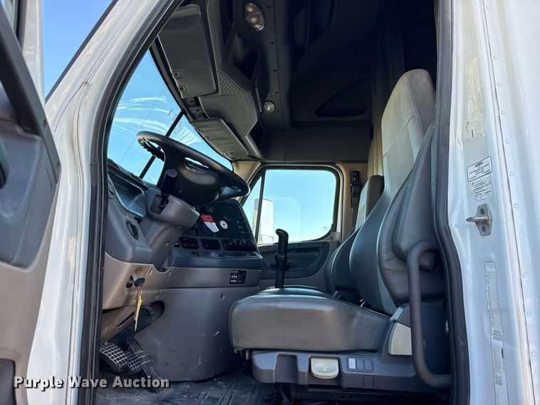 image for item DH9763 2014 Freightliner Cascadia semi truck