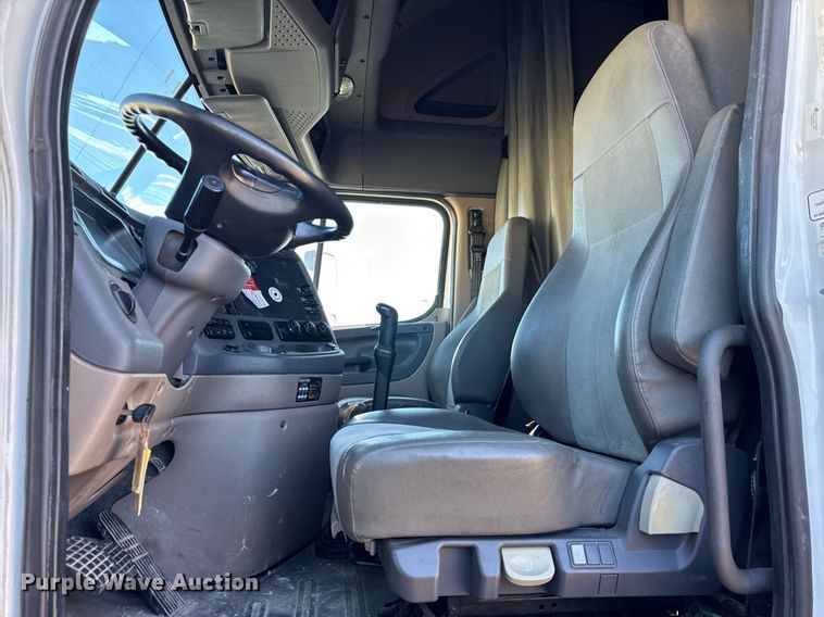 image for item DH9763 2014 Freightliner Cascadia semi truck