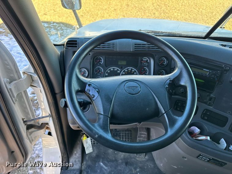 image for item DH9763 2014 Freightliner Cascadia semi truck