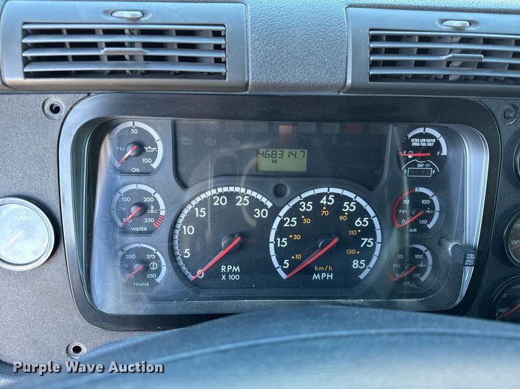 image for item DH9763 2014 Freightliner Cascadia semi truck