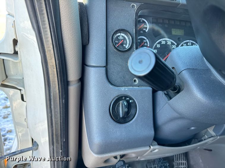 image for item DH9763 2014 Freightliner Cascadia semi truck