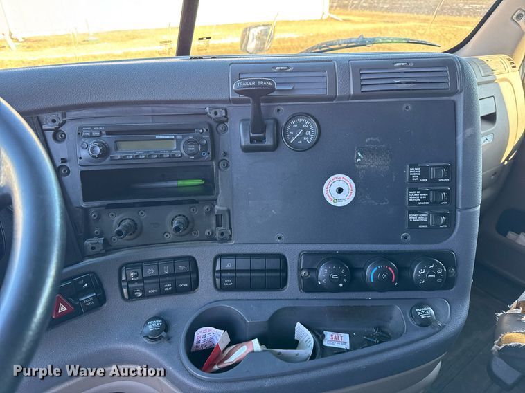 image for item DH9763 2014 Freightliner Cascadia semi truck