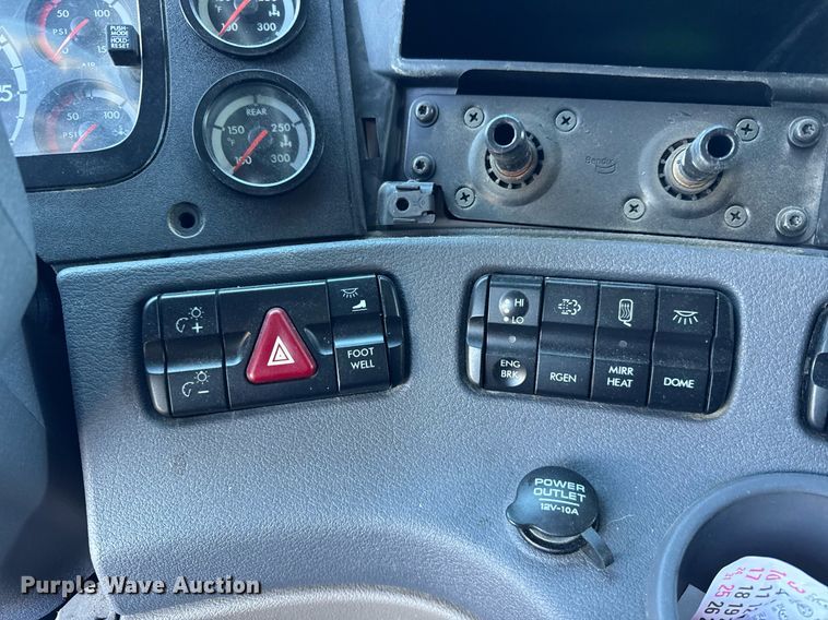 image for item DH9763 2014 Freightliner Cascadia semi truck