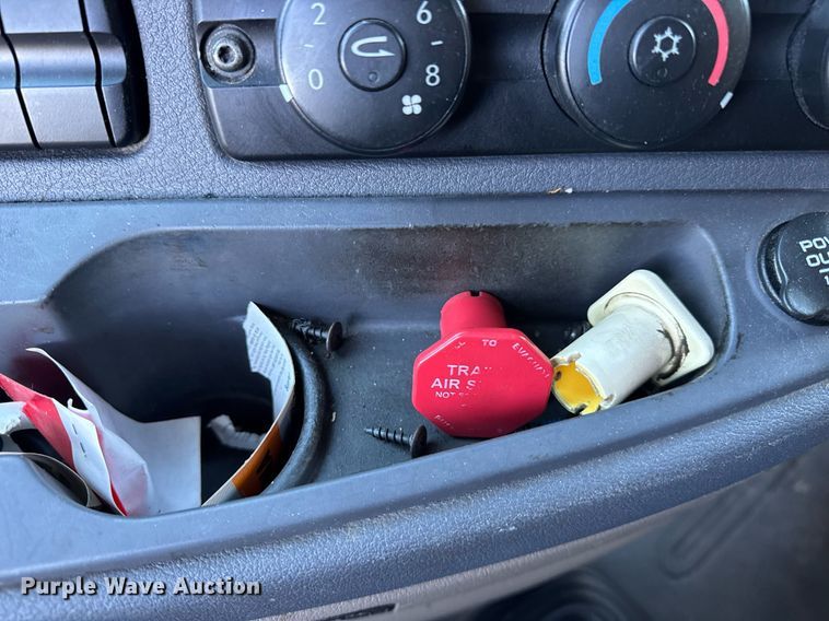 image for item DH9763 2014 Freightliner Cascadia semi truck