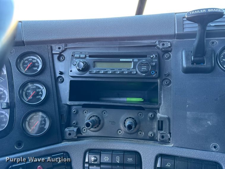 image for item DH9763 2014 Freightliner Cascadia semi truck