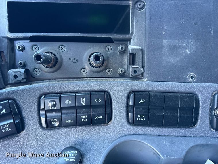 image for item DH9763 2014 Freightliner Cascadia semi truck