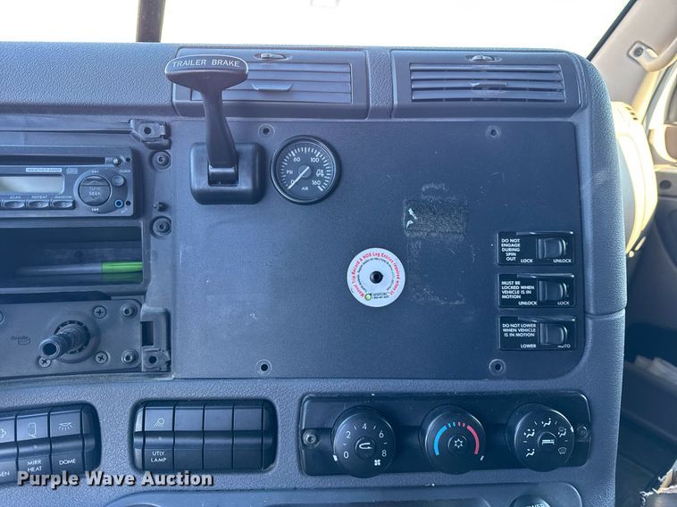 image for item DH9763 2014 Freightliner Cascadia semi truck